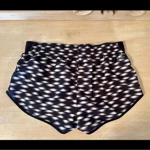 NIKE Dri-Fit running shorts
Size: medium - Picture 3 of 10